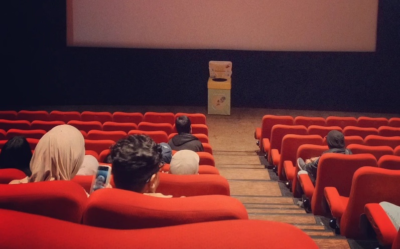 Ilustrasi nonton film di bioskop